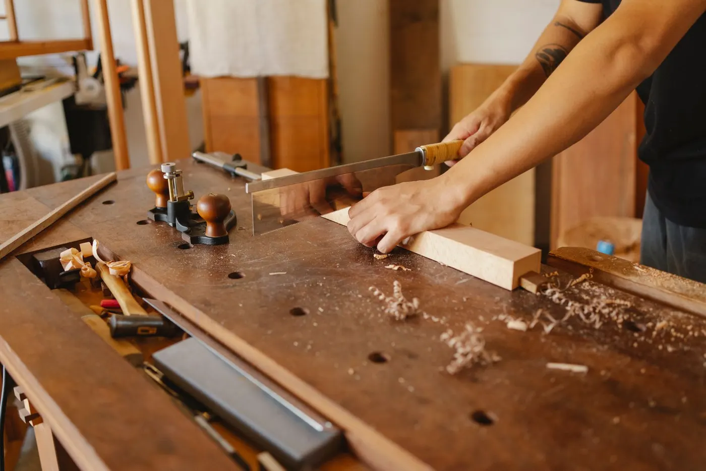 Carpintero trabajando la madera a mano en un banco de taller